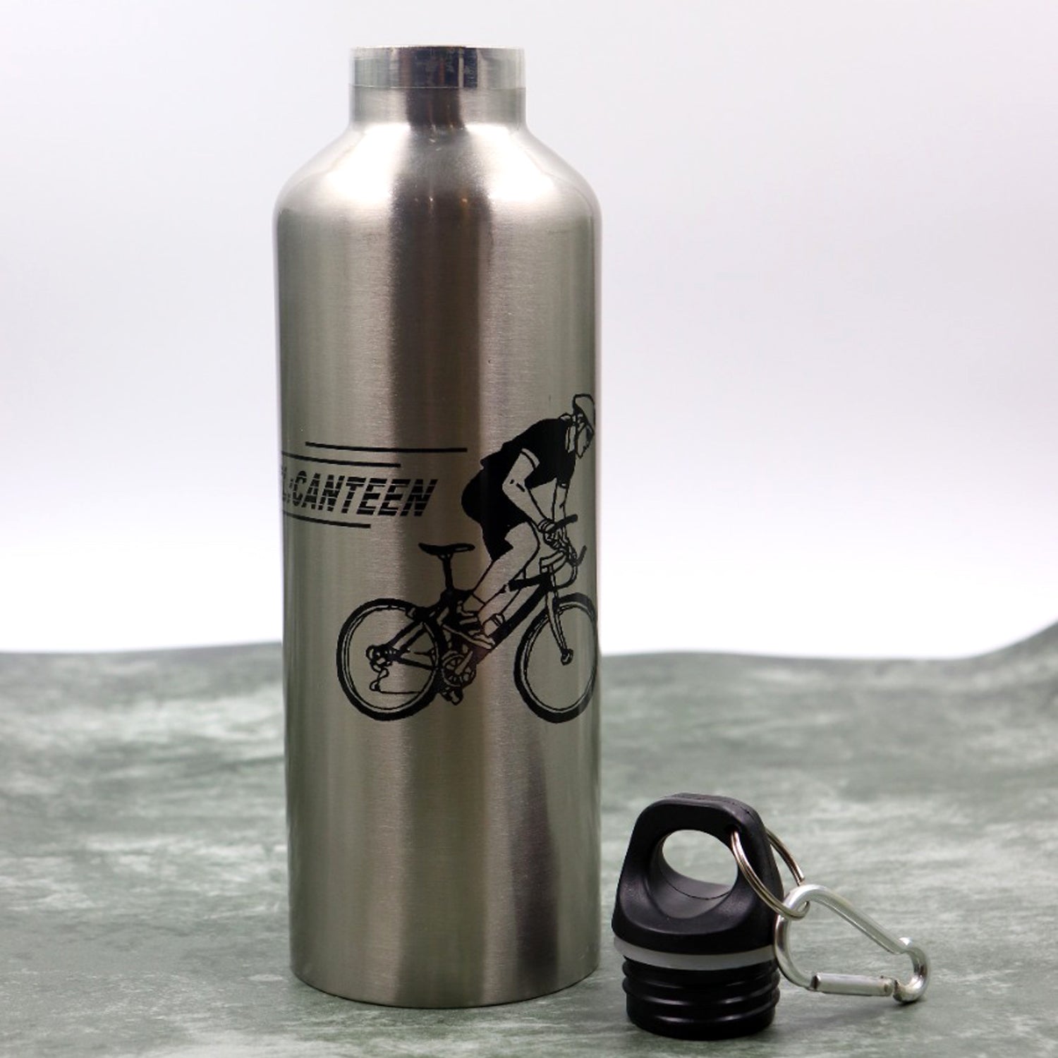 Stainless steel sport water bottle with vacuum seal