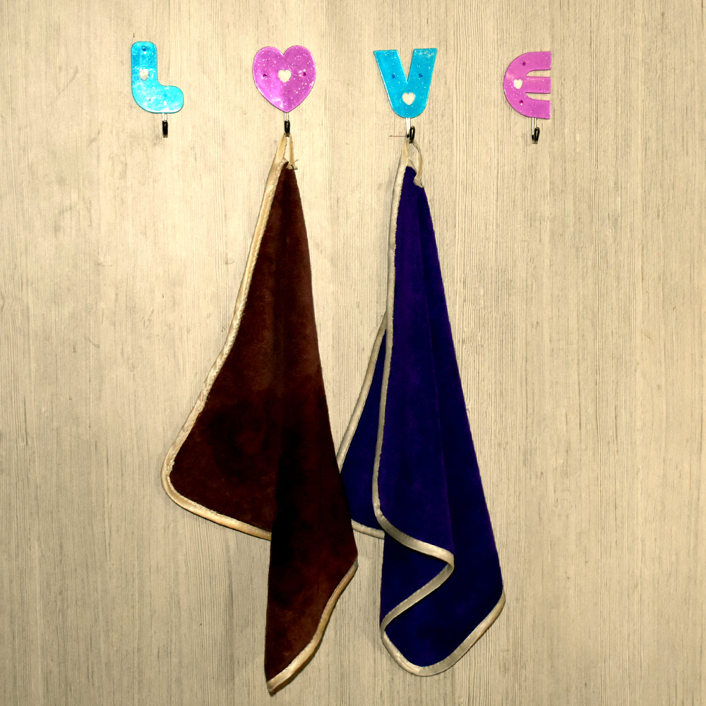 Heart-shaped self-adhesive hooks for versatile hanging.