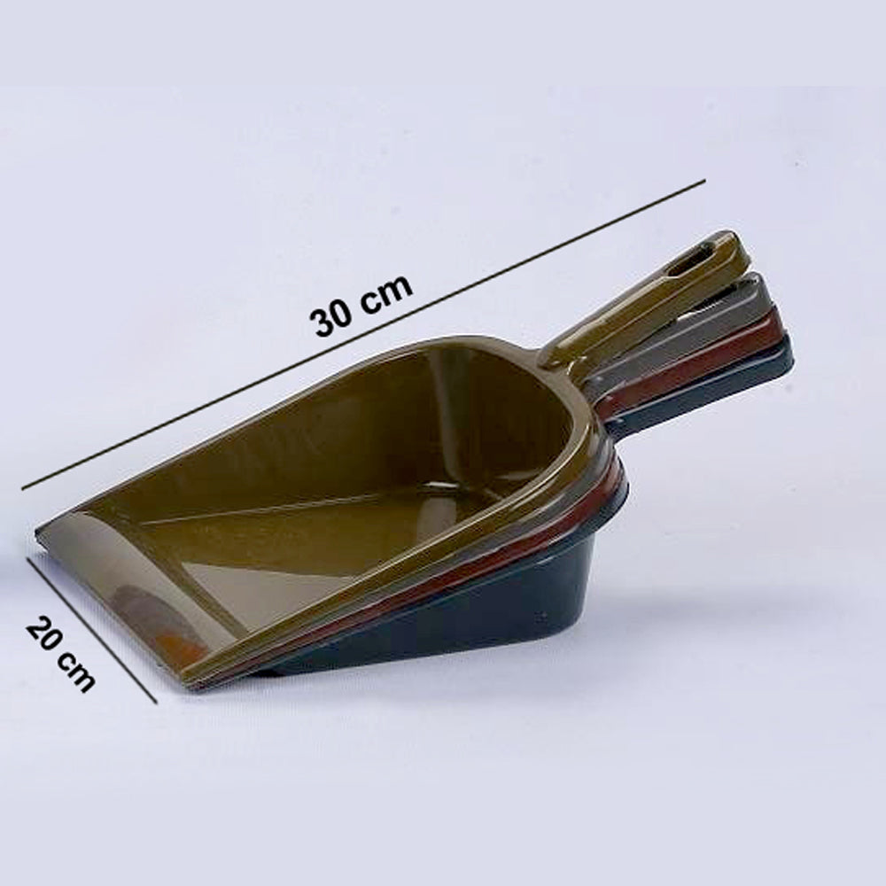 Lightweight and durable dustpan with handle for easy use.