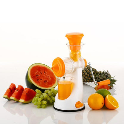 Plastic juicer for manual extraction