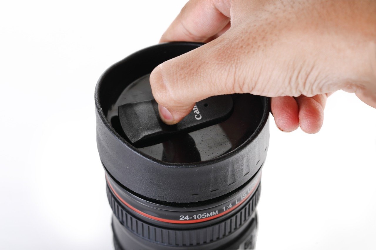 Coffee mug designed as a camera lens, with a secure lid